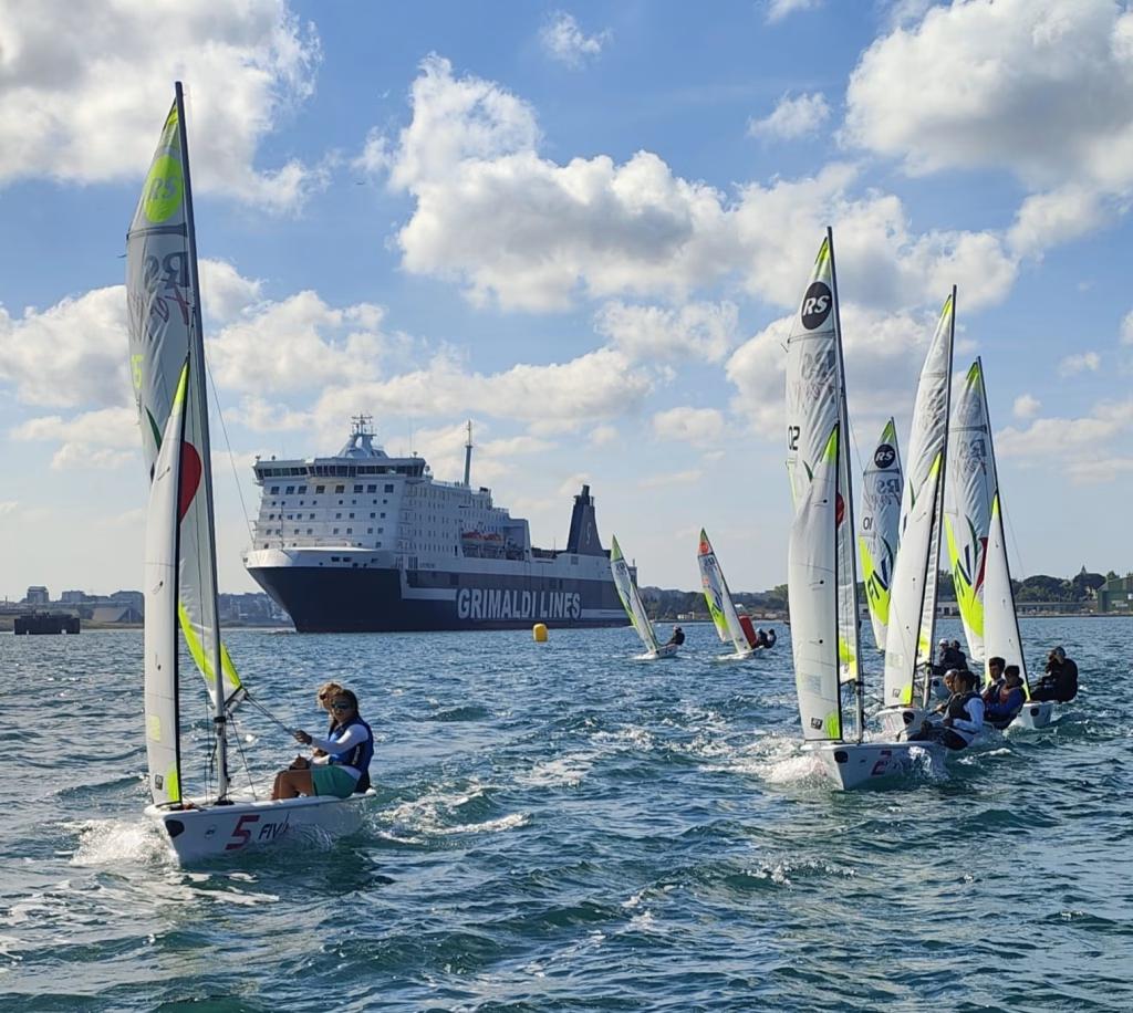 Trofeo CONI 2026 Brindisi – RS Feva nel porto Equipaggi RS Feva in navigazione nel porto di Brindisi durante il Trofeo CONI 2026