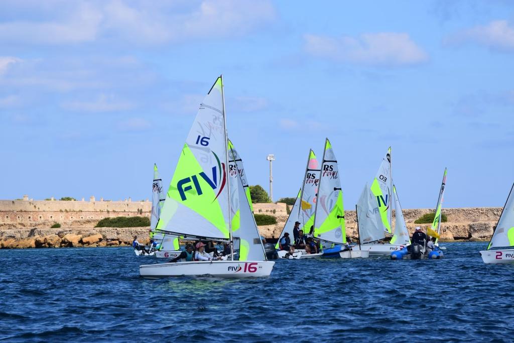 Trofeo CONI 2026 Brindisi – RS Feva in regata Barche RS Feva con vele bianche e verdi nelle acque di Brindisi al Trofeo CONI 2026