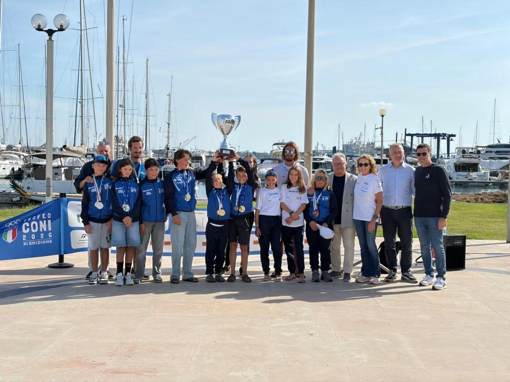 Trofeo CONI 2026 Brindisi – Premiazione Giovani velisti con medaglie e coppa alla premiazione del Trofeo CONI 2026 a Brindisi