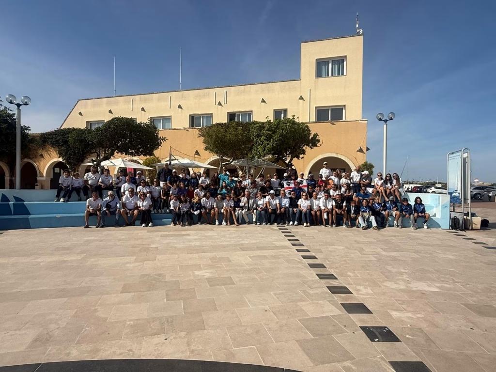 Trofeo CONI 2026 Brindisi – Foto di gruppo Partecipanti riuniti per una foto di gruppo a terra al Trofeo CONI 2026 a Brindisi