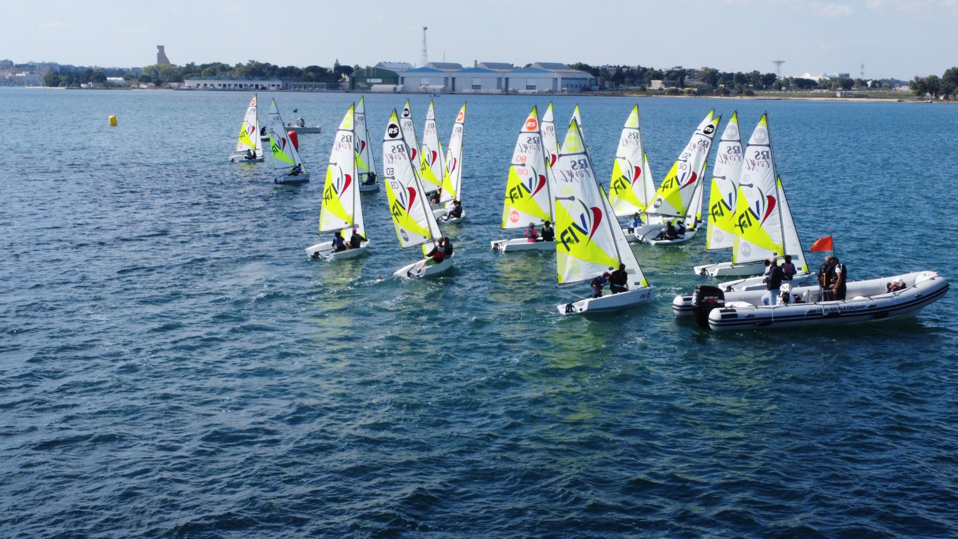 Trofeo CONI 2026 Brindisi – Veduta dal drone 0261 Flotta RS Feva ripresa dal drone nelle acque di Brindisi al Trofeo CONI 2026