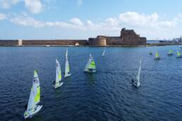 Barche RS Feva nel porto di Brindisi, con il castello sullo sfondo, riprese dal drone al Trofeo CONI 2026