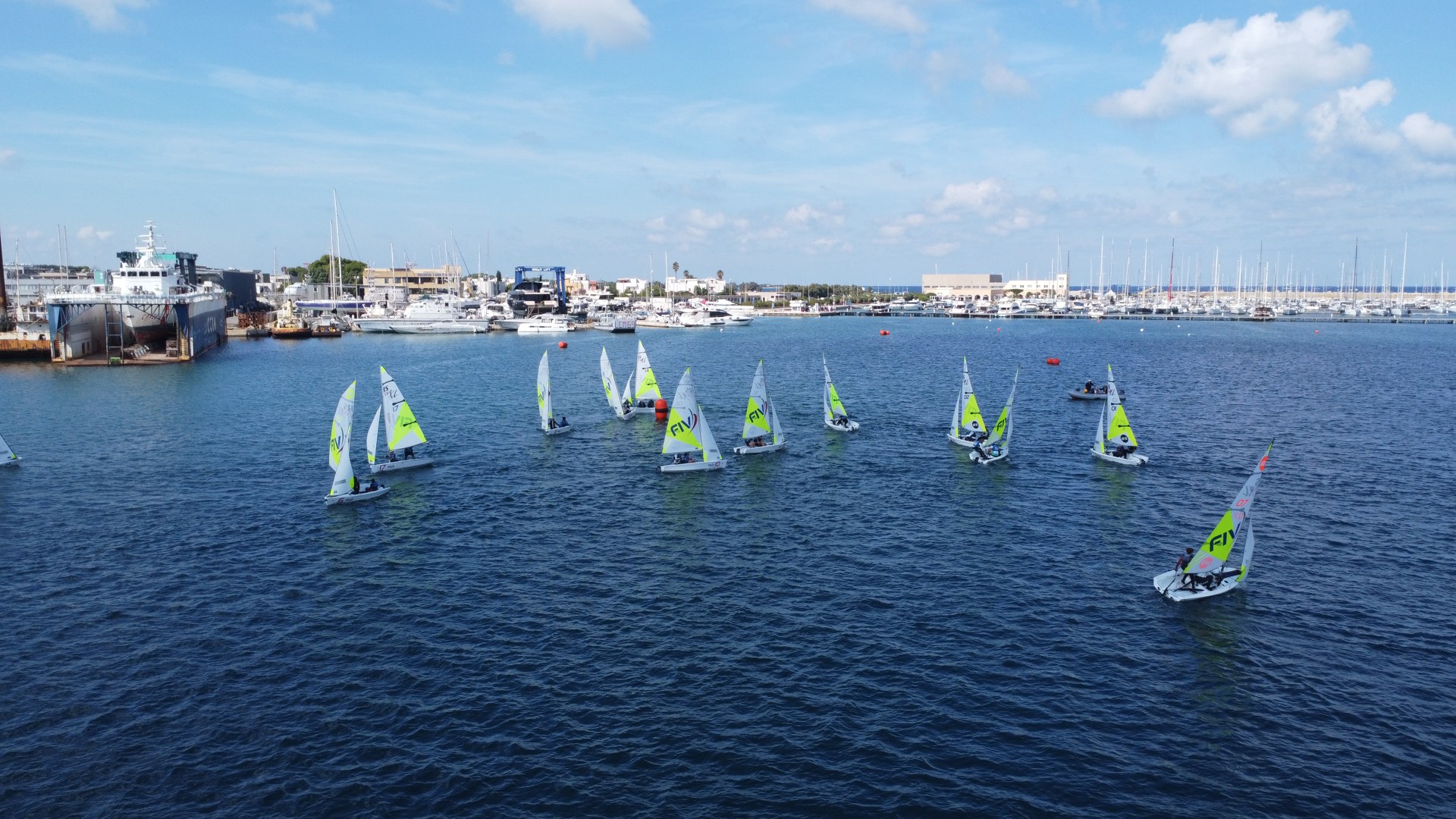 Trofeo CONI 2026 Brindisi – Veduta dal drone 0271 Veduta dal drone delle barche RS Feva e del porto di Brindisi al Trofeo CONI 2026
