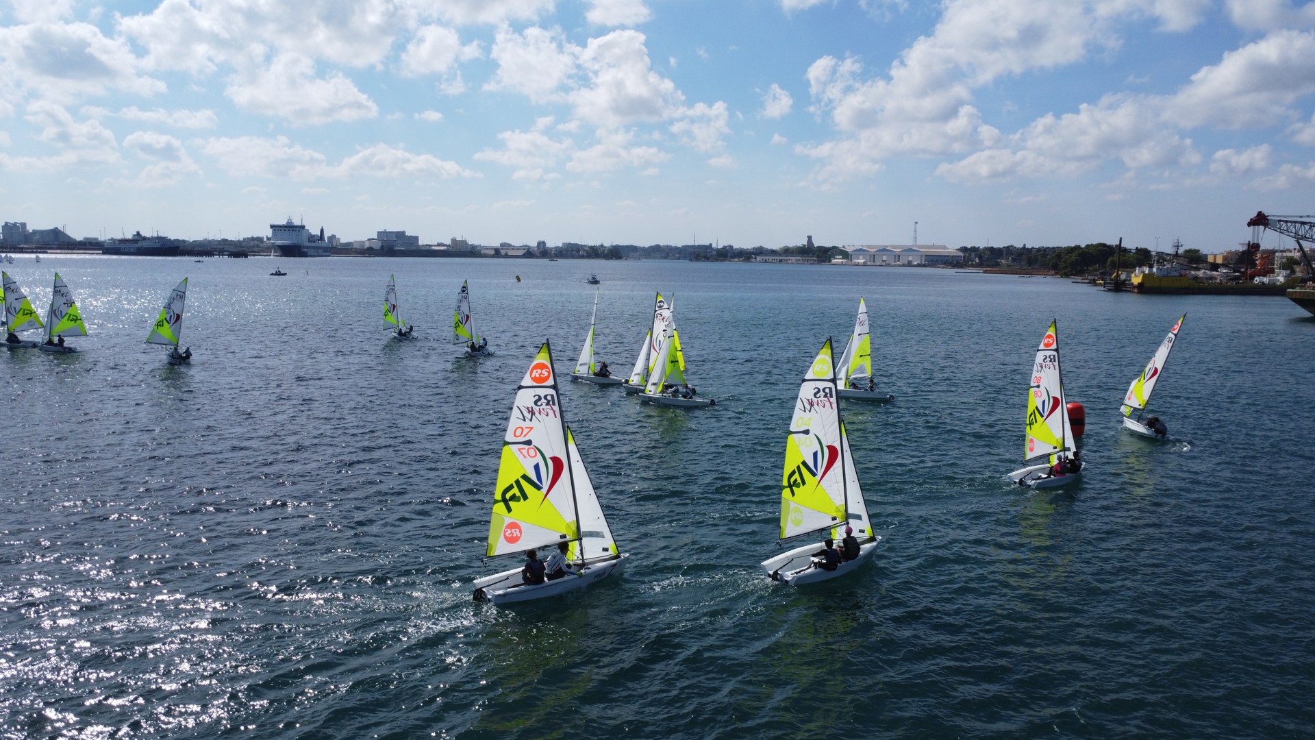 Trofeo CONI 2026 Brindisi – Veduta dal drone 0273 Barche RS Feva distribuite sul campo di regata, riprese dal drone a Brindisi