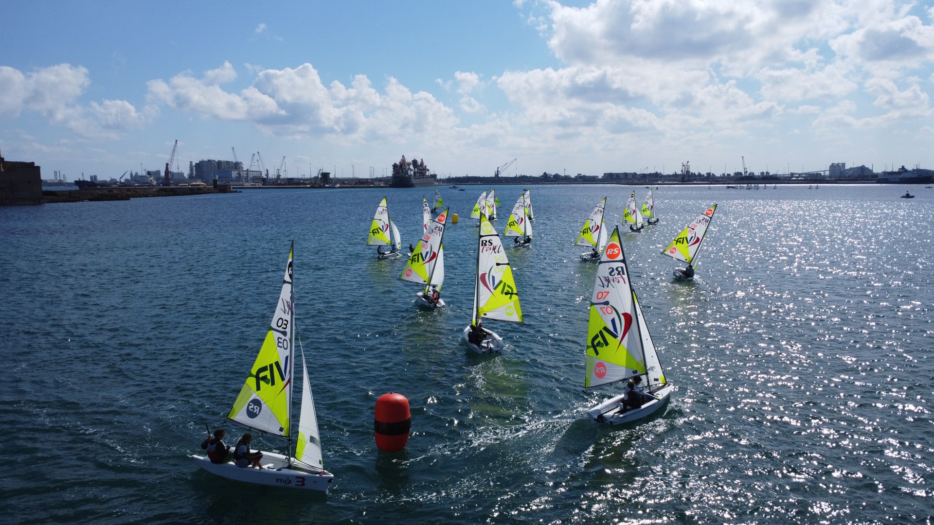 Trofeo CONI 2026 Brindisi – Veduta dal drone 0274 Flotta RS Feva vicino a una boa rossa, ripresa dal drone al Trofeo CONI 2026