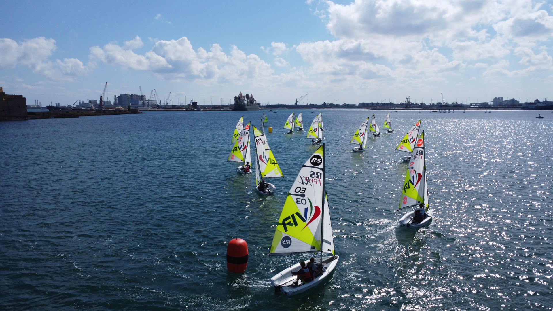 Trofeo CONI 2026 Brindisi – Veduta dal drone 0275 Equipaggi RS Feva in prossimità della boa, visti dal drone nelle acque di Brindisi